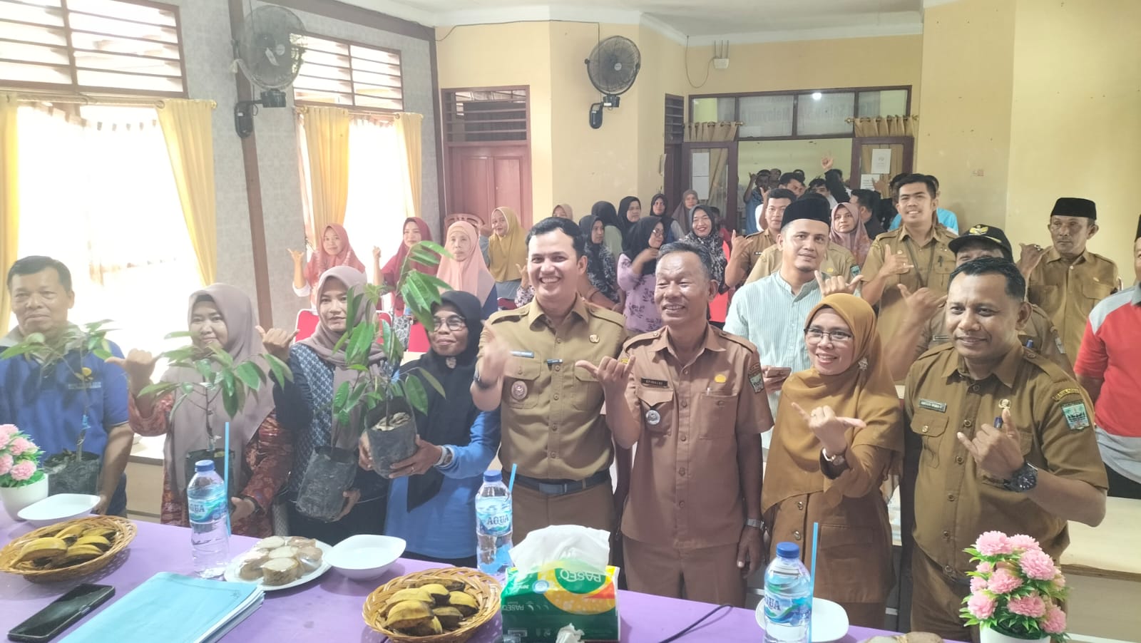 PEMBAGIAN BIBIT PRODUKTIF OLEH WAKIL BUPATI PADANG PARIAMAN